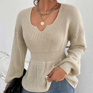Pull élégant en tricot beige avec col en V, manches lanternes et coupe cintrée pour femme