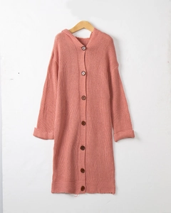 Détail du cardigan à capuche avec maille épaisse et boutons marron foncé