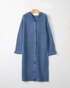 Détails du gilet bleu en maille avec capuche, boutons marrons et texture de tricot