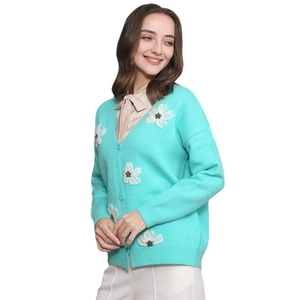 Cardigan da donna verde menta con scollo a V, ricami floreali bianchi e bottoni