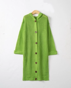 Détail du cardigan long vert citron à capuche avec de gros boutons ronds marron