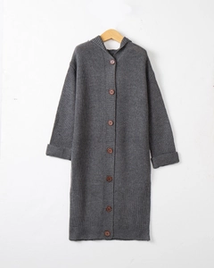 Détail d'un long gilet gris en maille épaisse avec des boutons marron et une capuche