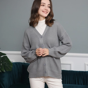 Dettaglio del cardigan grigio in maglia a nido d'ape da donna con scollo a V