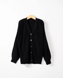 Dettaglio della maglia a nido d'ape su cardigan nero con scollo a V e bottoni