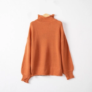 Maglione in maglia arancione a collo alto da donna con trama a costine e spalle scese