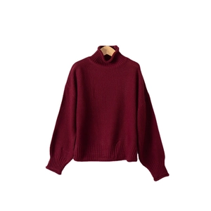 Maglione bordeaux a collo alto da donna con trama a maglia a coste e maniche lunghe