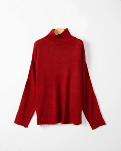 Dettaglio del collo alto e della trama a maglia di un maglione invernale rosso cremisi