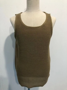 Details des Strickmusters und des gerippten Saums des khakifarbenen ärmellosen Tanktops