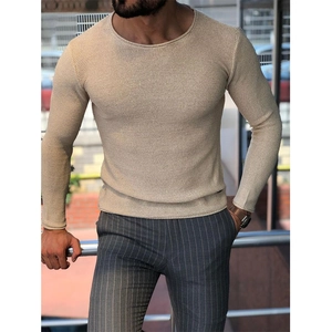 Dettaglio maglione in maglia beige kaki con trama a nido d'ape e polsini a costine aderenti