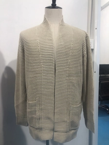 Détail du cardigan beige en maille gaufrée avec poignets côtelés et deux poches plaquées