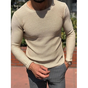 Dettaglio della trama a nido d'ape beige e del girocollo di questo maglione da uomo slim fit