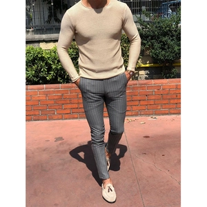 Dettaglio della trama a maglia di un maglione beige slim fit da uomo a girocollo