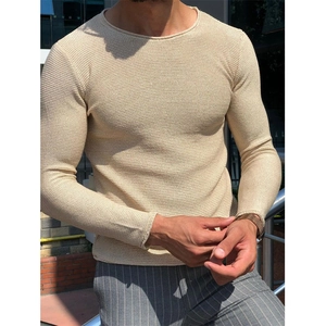 Dettaglio macro del maglione beige da uomo slim fit con motivo in maglia a nido d'ape