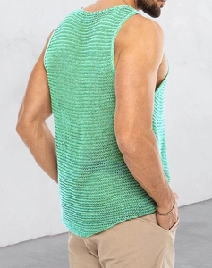 Detail eines hellgrünen Stricktops mit grober Häkelstruktur und geripptem Muster