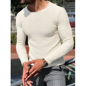 Dettaglio della trama in maglia a nido d'ape bianco avorio su un maglione da uomo