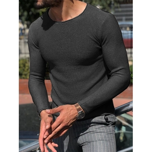 Dettaglio ravvicinato della trama a nido d'ape grigio scuro su maglione da uomo vestibilità slim