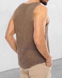 Detailansicht der Rückseite eines braunen Strick-Tanktops für Herren aus Häkelgewebe