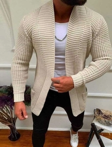 Détail d'un cardigan en maille crème pour hommes avec revers et texture côtelée