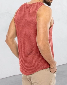 Detailaufnahme der hohlgestrickten Textur des ärmellosen Herren-Tanktops in Ziegelrot
