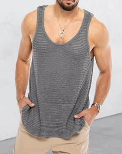 Nahaufnahme des grauen Herren-Strickoberteils mit atmungsaktivem Mesh und Rundhals