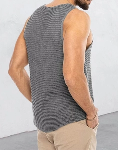 Detailaufnahme des Strick-Tanktops für Herren mit grober Textur und grauem Stoff