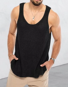 Detaillierte Textur des schwarzen Strick-Tops für Herren mit atmungsaktivem Stoff und U-Hals