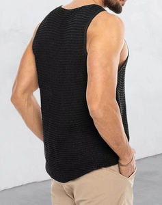 Detaillierte Seiten-Rückansicht eines schmal geschnittenen schwarzen Strick-Tanktops für Herren