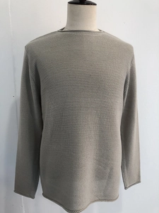 Dettaglio della trama a nido d'ape e del collo a rotolo sul maglione da uomo taupe