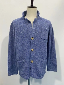 Detailaufnahme der blau-weiß melierten Strickjacke mit Strukturstoff und Knöpfen