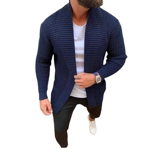 Cardigan homme bleu foncé en tricot gaufré avec col châle et coupe décontractée