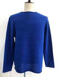 Dettaglio del maglione blu scuro girocollo con trama a nido d'ape e bordi a costine arrotolati