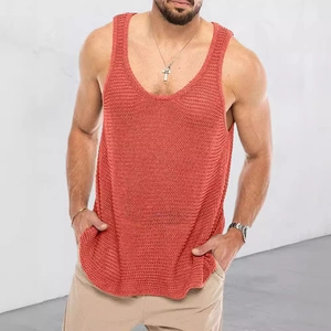 Strickweste für Herren in Ziegelrot, ärmelloses Oberteil mit Hohlstrickmuster im Studio