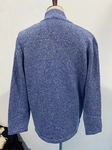 Detaillierte Ansicht der blauen Strickstruktur und des hohen Kragens am Freizeitstrickpullover