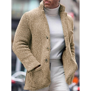 Herren Strickjacke in Khaki mit Stehkragen, großen Knöpfen und praktischen Seitentaschen