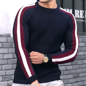 Pull homme en maille gaufrée bleu marine avec rayures bordeaux et blanches aux manches