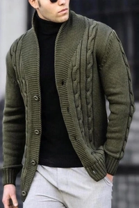 Dettaglio della maglia a trecce verde oliva e chiusura con bottoni sul cardigan uomo