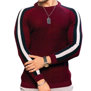 Pull homme bordeaux en maille gaufrée avec rayures contrastées sur les manches