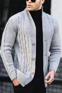 Dettaglio della maglia a trecce su cardigan grigio chiaro da uomo con collo a scialle