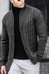 Dettaglio del cardigan grigio a maglia a trecce con trama spessa e bottoni sul davanti
