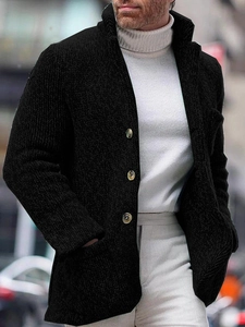 Detailansicht der Herren-Strickjacke mit drei Knöpfen und einem hohen Stehkragen in Schwarz