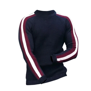 Texture maille gaufrée et rayures latérales contrastées sur pull col rond bleu marine