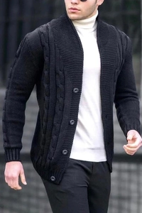 Dettaglio della maglia a trecce e del collo a scialle su un cardigan nero da uomo