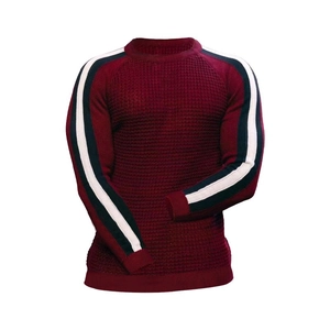 Détail du pull en tricot bordeaux pour hommes avec rayures noires et blanches aux manches