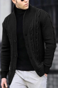 Dettaglio ravvicinato della maglia a trecce nera e dei bottoni di un cardigan da uomo