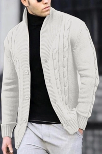 Dettaglio del cardigan bianco da uomo in maglia a trecce con bottoni e collo ampio