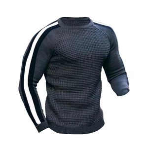 Détail de la maille gaufrée gris foncé avec bandes contrastées blanches sur la manche