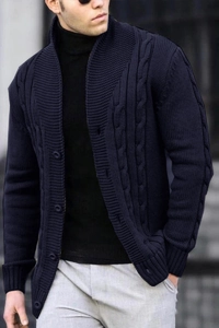 Dettaglio della trama a trecce e collo a scialle sul cardigan blu scuro da uomo con bottoni