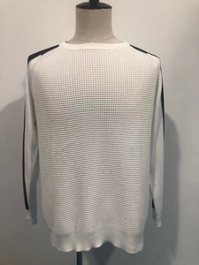 Détail de maille gaufrée avec rayures bleues et rouges sur ce pull en maille cintré pour homme