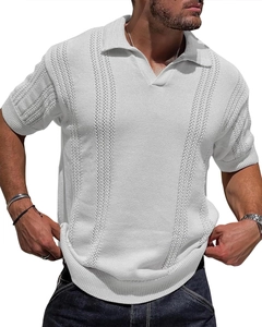 Dettaglio polo in maglia bianca con strisce traforate verticali e trama traspirante