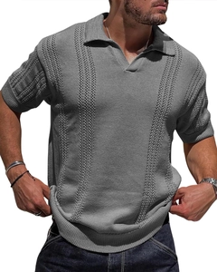 Dettaglio polo grigia da uomo con trama in maglia traforata e scollo a V traspirante